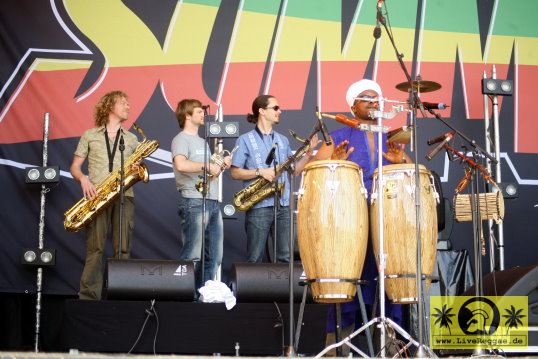 Ade Bantu (D) and The Afrobeat Academy Band 22. Summer Jam Festival - Fuehlinger See, Koeln - Green Stage 08. Juli 2007 (2).JPG